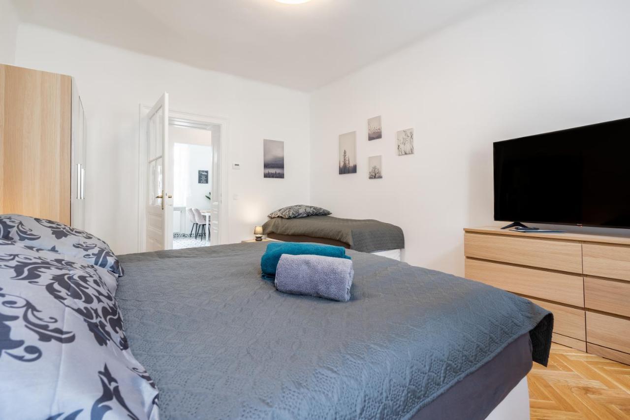 Revliving Primus Und Secundus - Garten - Netflix - - Nespresso Apartment