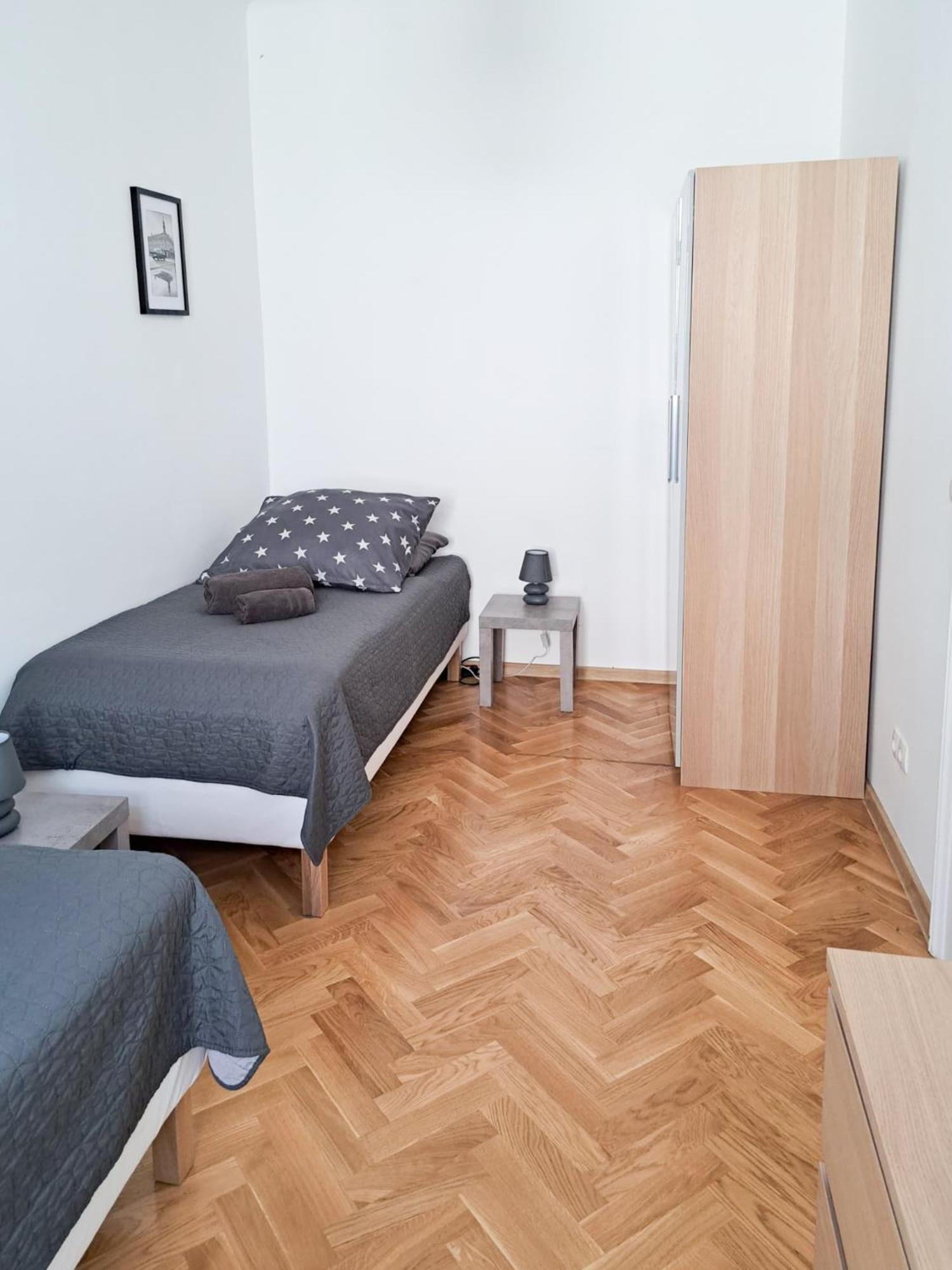 Revliving Primus Und Secundus - Garten - Netflix - - Nespresso Apartment